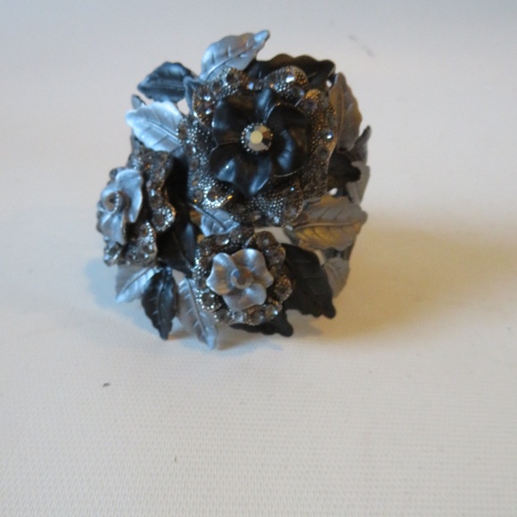 SHAG SILVER BLACK FLORAL METAL CLAMP BRACELET * - Picture 1 of 4
